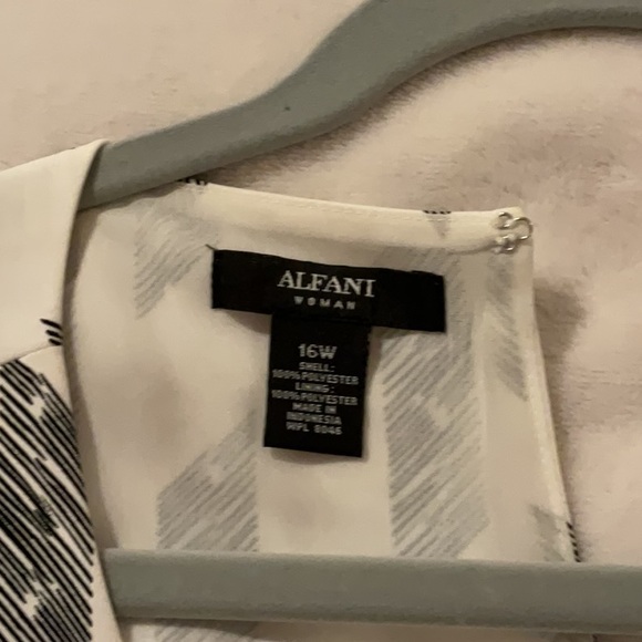 Sleeveless blouse - Picture 2 of 2